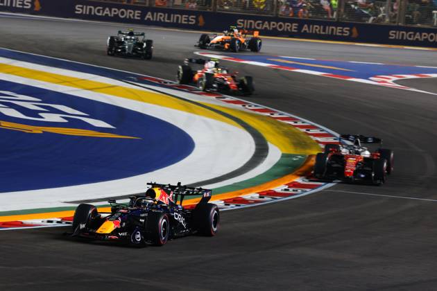 03 VERSTAPPEN Max (nld), Red Bull Racing Ford RB22, action Singapore 2026 81 PIASTRI Oscar (aus), McLaren F1 Team MCL40, action 01 NORRIS Lando (gbr), McLaren F1 Team MCL40, action Singapore 2026 Singapore