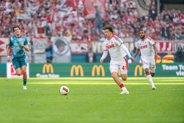 Philipp Sander (Borussia Moenchengladbach, 16) kaempft um zu Mikey Moore (1.FC Koeln, 47) am Ball zu kommen, Linton Maina (1.FC Koeln, 37) hinterher 1.FC Köln vs. Borussia Moenchengladbach, Fussball, Bundesliga, 5.Spieltag, Saison 2026 27, 12.10.2026, DFL REGULATIONS PROHIBIT ANY USE OF PHOTOGRAPHS AS IMAGE SEQUENCES AND OR QUASI-VIDEO, 1.FC Köln vs. Borussia Moenchengladbach, Fussball, Bundesliga, 5.Spieltag, Saison 2026 27, 12.10.2026 Köln Copyright: xEibner-Pressefoto LukasxBaldygax EP_LBA