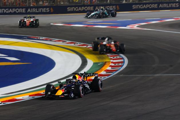 03 VERSTAPPEN Max (nld), Red Bull Racing Ford RB22, action Singapore 2026 81 PIASTRI Oscar (aus), McLaren F1 Team MCL40, action 01 NORRIS Lando (gbr), McLaren F1 Team MCL40, action Singapore 2026 Singapore
