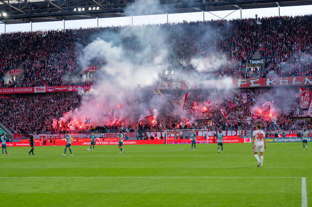 1.FC Koeln Fans bejubeln das 1:0 1.FC Köln vs. Borussia Moenchengladbach, Fussball, Bundesliga, 5.Spieltag, Saison 2026 27, 12.10.2026, DFL REGULATIONS PROHIBIT ANY USE OF PHOTOGRAPHS AS IMAGE SEQUENCES AND OR QUASI-VIDEO, 1.FC Köln vs. Borussia Moenchengladbach, Fussball, Bundesliga, 5.Spieltag, Saison 2026 27, 12.10.2026 Köln Copyright: xEibner-Pressefoto LukasxBaldygax EP_LBA