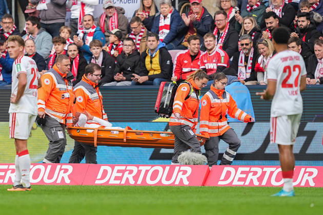 11.10.2026, xydrx, Herren, Fußball, 1.Bundesliga, 1.FC Köln - Borussia Mönchengladbach, Saison 2026 2027, RheinEnergieSTADION: Ellyes Skhiri (1.FC Köln, 6) wird verletzt mit der Trage vom Feld gebracht DFB regulations prohibit any use of photographs as image sequences and or quasi-video. Copyright: HMBxMedia YannisxDreimann