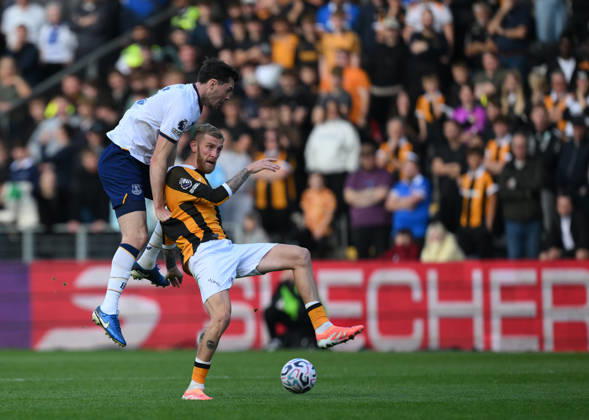 Hull City v Everton Premier League Hull City s Oli McBurnie (right) and Everton s Michael Keane battle for the ball during the Premier League match at the MKM Stadium, Hull 11 10 2026 UK Newspapers OUT Copyright: xDanielxHamburyx FIL-24042-0070
