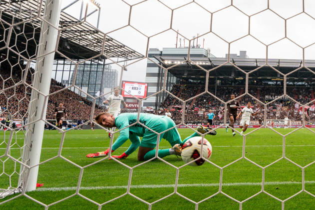 Torwart Hans Christian Bernat (Karlsruher SC, 01) verpasst den Ball von Abdoulie Ceesay (FC St. Pauli, 09) beim Tor zum 1:0, Hintertor Kamera, GER, FC St. Pauli vs. Karlsruher SC, Fussball, 2. Bundesliga, Spieltag 7, Saison 2026 2027, 11.10.2026 DFL REGULATIONS PROHIBIT ANY USE OF PHOTOGRAPHS AS IMAGE SEQUENCES AND OR QUASI-VIDEO GER, FC St. Pauli vs. Karlsruher SC, Fussball, 2. Bundesliga, Spieltag 7, Saison 2026 2027, 11.10.2026 Hamburg Copyright: xEibner-Pressefoto MaxxVincenx EP_MVN