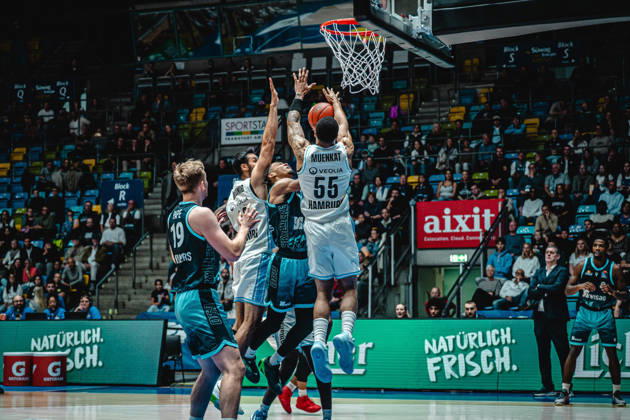 11.10.2026, xhfmx, Basketball easyCredit BBL Bundesliga, Frankfurt Skyliners - Veolia Towers Hamburg v.l. Judah Mintz (Skyliners Frankfurt) David Muenkat (Veolia Towers Hamburg) Frankfurt am Main