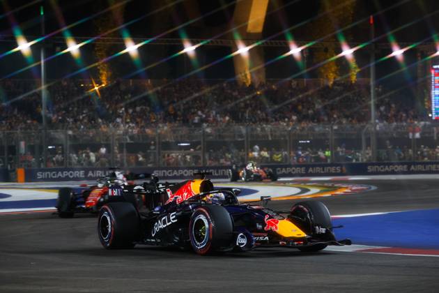 03 VERSTAPPEN Max (nld), Red Bull Racing Ford RB22, action Singapore 2026 81 PIASTRI Oscar (aus), McLaren F1 Team MCL40, action 01 NORRIS Lando (gbr), McLaren F1 Team MCL40, action Singapore 2026 Singapore