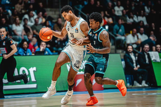 11.10.2026, xhfmx, Basketball easyCredit BBL Bundesliga, Frankfurt Skyliners - Veolia Towers Hamburg v.l. Kenneth Ogbe (Veolia Towers Hamburg), Isaiah Swope (Skyliners Frankfurt) Frankfurt am Main