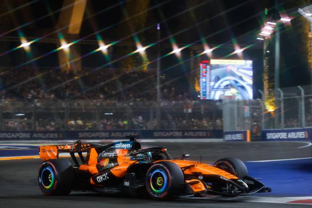 81 PIASTRI Oscar (aus), McLaren F1 Team MCL40, action Singapore 2026 81 PIASTRI Oscar (aus), McLaren F1 Team MCL40, action 01 NORRIS Lando (gbr), McLaren F1 Team MCL40, action Singapore 2026 Singapore