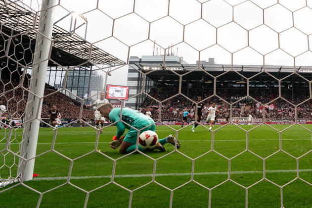 Torwart Hans Christian Bernat (Karlsruher SC, 01) verpasst den Ball von Abdoulie Ceesay (FC St. Pauli, 09) beim Tor zum 1:0, Hintertor Kamera, GER, FC St. Pauli vs. Karlsruher SC, Fussball, 2. Bundesliga, Spieltag 7, Saison 2026 2027, 11.10.2026 DFL REGULATIONS PROHIBIT ANY USE OF PHOTOGRAPHS AS IMAGE SEQUENCES AND OR QUASI-VIDEO GER, FC St. Pauli vs. Karlsruher SC, Fussball, 2. Bundesliga, Spieltag 7, Saison 2026 2027, 11.10.2026 Hamburg Copyright: xEibner-Pressefoto MaxxVincenx EP_MVN