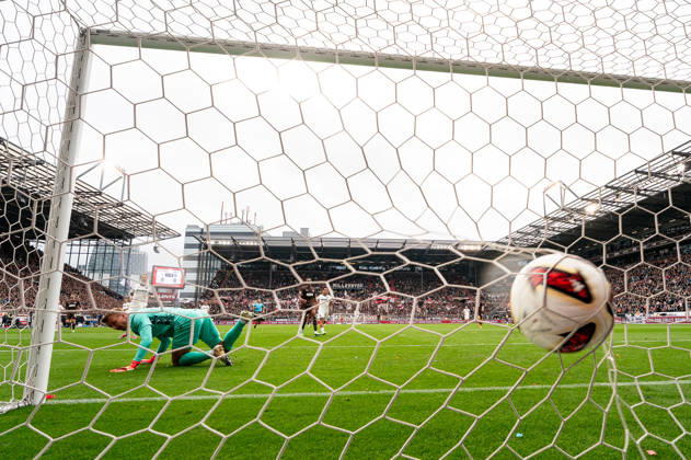 Torwart Hans Christian Bernat (Karlsruher SC, 01) verpasst den Ball von Abdoulie Ceesay (FC St. Pauli, 09) beim Tor zum 1:0, Hintertor Kamera, GER, FC St. Pauli vs. Karlsruher SC, Fussball, 2. Bundesliga, Spieltag 7, Saison 2026 2027, 11.10.2026 DFL REGULATIONS PROHIBIT ANY USE OF PHOTOGRAPHS AS IMAGE SEQUENCES AND OR QUASI-VIDEO GER, FC St. Pauli vs. Karlsruher SC, Fussball, 2. Bundesliga, Spieltag 7, Saison 2026 2027, 11.10.2026 Hamburg Copyright: xEibner-Pressefoto MaxxVincenx EP_MVN