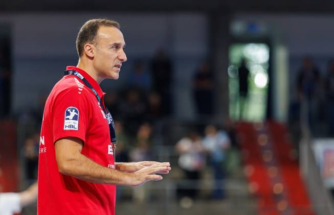 11.10.2026 - Handball - 1. Bundesliga OPEL HBL - Saison 2026 2027 - 08. Spieltag: HC Erlangen Metropolregion Nürnberg HCE - MT Melsungen - DaMa - xdaxmax - Roberto Garcia Parrondo (Trainer MT Melsungen ) zeigt an gestikuliert dirigiert gibt Anweisungen