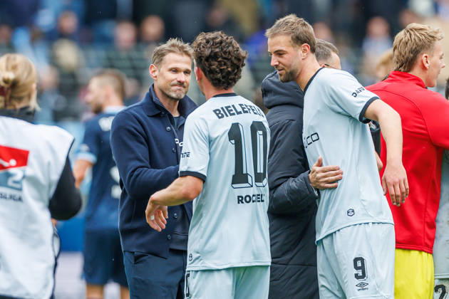 Trainer Oliver Kirch (DSC Arminia Bielefeld), Jannik Rochelt (DSC Arminia Bielefeld) und Noel Futkeu (DSC Arminia Bielefeld) Schlussjubel, jubelt nach dem 0:1 Sieg waehrend des Spiels der 2. Bundesliga zwischen VfL Bochum und Arminia Bielefeld, Ruhrstadion am 11. October 2026 in Bochum, Deutschland. (Foto von Mario Hommes DeFodi Images) +++ Trainer Oliver Kirch (DSC Arminia Bielefeld), Jannik Rochelt (DSC Arminia Bielefeld) und Noel Futkeu (DSC Arminia Bielefeld) celebrate after winning during the 2nd Bundesliga match between VfL Bochum and Arminia Bielefeld at Vonovia Ruhrstadion on October 11, 2026 in Bochum, Germany. (Photo by Mario Hommes DeFodi Images) DFB DFL REGULATIONS PROHIBIT ANY USE OF PHOTOGRAPHS AS IMAGE SEQUENCES AND OR QUASI-VIDEO. (Photo by Mario Hommes DeFodi Images) -