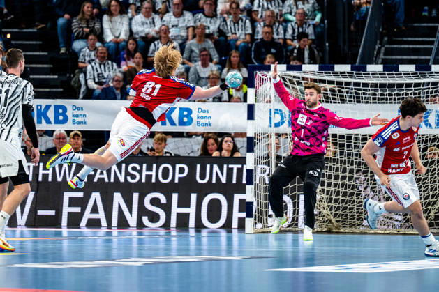 11.10.2026, xdobgx, Handball Opel HBL, THW Kiel - Handball Club Hamburg v.l. Martin Hovde (Handball Club Hamburg, 81) beim Wurf, in action, throwing, Gonzalo PÃ rez de Vargas (Kiel, 1) Kiel