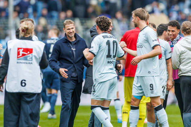 Trainer Oliver Kirch (DSC Arminia Bielefeld) Schlussjubel, jubelt nach dem 0:1 Sieg waehrend des Spiels der 2. Bundesliga zwischen VfL Bochum und Arminia Bielefeld, Ruhrstadion am 11. October 2026 in Bochum, Deutschland. (Foto von Mario Hommes DeFodi Images) +++ Trainer Oliver Kirch (DSC Arminia Bielefeld) celebrate after winning during the 2nd Bundesliga match between VfL Bochum and Arminia Bielefeld at Vonovia Ruhrstadion on October 11, 2026 in Bochum, Germany. (Photo by Mario Hommes DeFodi Images) DFB DFL REGULATIONS PROHIBIT ANY USE OF PHOTOGRAPHS AS IMAGE SEQUENCES AND OR QUASI-VIDEO. (Photo by Mario Hommes DeFodi Images) -