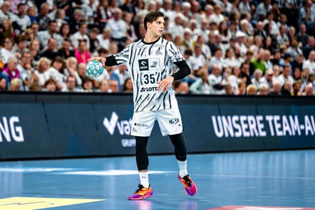 11.10.2026, xdobgx, Handball Opel HBL, THW Kiel - Handball Club Hamburg v.l. Domen Makuc (Kiel, 35) am Ball, plays the ball, Freisteller, Einzelbild, Ganzkoerper Kiel