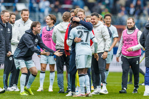 Trainer Oliver Kirch (DSC Arminia Bielefeld) und Benjamin Boakye (DSC Arminia Bielefeld) Schlussjubel, jubelt nach dem 0:1 Sieg waehrend des Spiels der 2. Bundesliga zwischen VfL Bochum und Arminia Bielefeld, Ruhrstadion am 11. October 2026 in Bochum, Deutschland. (Foto von Mario Hommes DeFodi Images) +++ Trainer Oliver Kirch (DSC Arminia Bielefeld) und Benjamin Boakye (DSC Arminia Bielefeld) celebrate after winning during the 2nd Bundesliga match between VfL Bochum and Arminia Bielefeld at Vonovia Ruhrstadion on October 11, 2026 in Bochum, Germany. (Photo by Mario Hommes DeFodi Images) DFB DFL REGULATIONS PROHIBIT ANY USE OF PHOTOGRAPHS AS IMAGE SEQUENCES AND OR QUASI-VIDEO. (Photo by Mario Hommes DeFodi Images) -