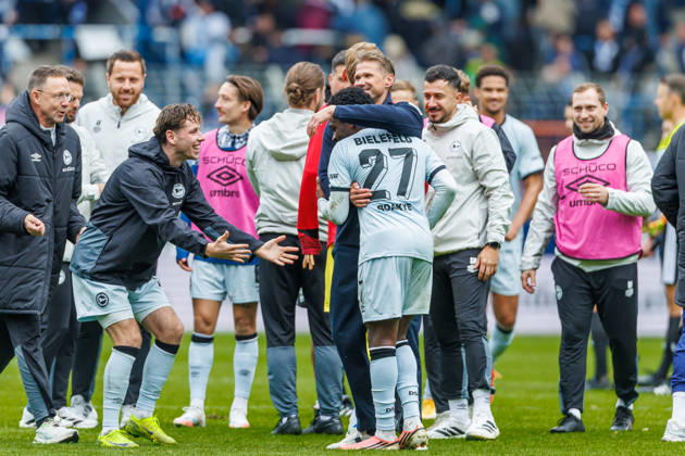 Trainer Oliver Kirch (DSC Arminia Bielefeld) und Benjamin Boakye (DSC Arminia Bielefeld) Schlussjubel, jubelt nach dem 0:1 Sieg waehrend des Spiels der 2. Bundesliga zwischen VfL Bochum und Arminia Bielefeld, Ruhrstadion am 11. October 2026 in Bochum, Deutschland. (Foto von Mario Hommes DeFodi Images) +++ Trainer Oliver Kirch (DSC Arminia Bielefeld) und Benjamin Boakye (DSC Arminia Bielefeld) celebrate after winning during the 2nd Bundesliga match between VfL Bochum and Arminia Bielefeld at Vonovia Ruhrstadion on October 11, 2026 in Bochum, Germany. (Photo by Mario Hommes DeFodi Images) DFB DFL REGULATIONS PROHIBIT ANY USE OF PHOTOGRAPHS AS IMAGE SEQUENCES AND OR QUASI-VIDEO. (Photo by Mario Hommes DeFodi Images) -