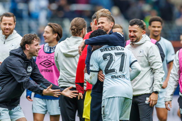 Trainer Oliver Kirch (DSC Arminia Bielefeld) und Benjamin Boakye (DSC Arminia Bielefeld) Schlussjubel, jubelt nach dem 0:1 Sieg waehrend des Spiels der 2. Bundesliga zwischen VfL Bochum und Arminia Bielefeld, Ruhrstadion am 11. October 2026 in Bochum, Deutschland. (Foto von Mario Hommes DeFodi Images) +++ Trainer Oliver Kirch (DSC Arminia Bielefeld) und Benjamin Boakye (DSC Arminia Bielefeld) celebrate after winning during the 2nd Bundesliga match between VfL Bochum and Arminia Bielefeld at Vonovia Ruhrstadion on October 11, 2026 in Bochum, Germany. (Photo by Mario Hommes DeFodi Images) DFB DFL REGULATIONS PROHIBIT ANY USE OF PHOTOGRAPHS AS IMAGE SEQUENCES AND OR QUASI-VIDEO. (Photo by Mario Hommes DeFodi Images) -