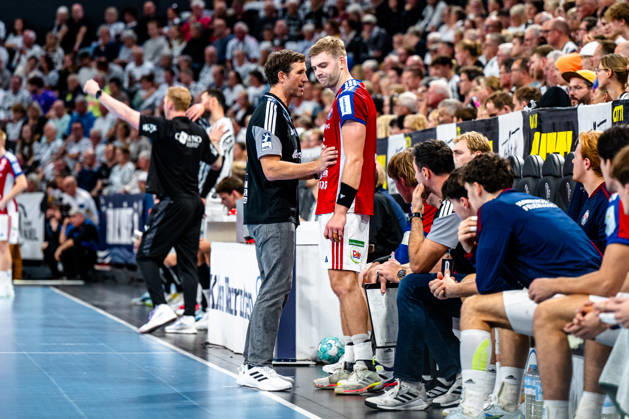 11.10.2026, xdobgx, Handball Opel HBL, THW Kiel - Handball Club Hamburg v.l. Torsten Jansen (Handball Club Hamburg, Trainer), Oliver Norlyk (Handball Club Hamburg, 5) im Gespräch, in conversation Kiel
