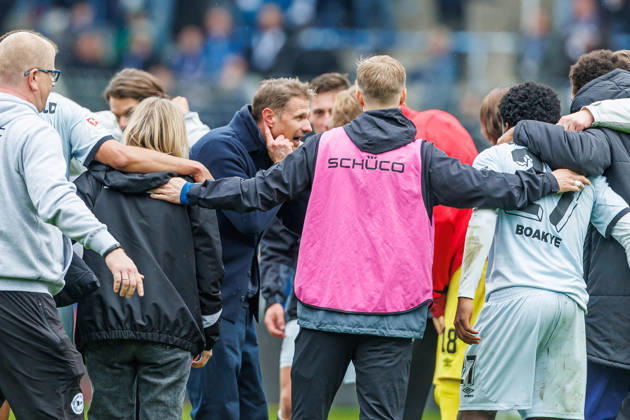 Trainer Oliver Kirch (DSC Arminia Bielefeld) schaut waehrend des Spiels der 2. Bundesliga zwischen VfL Bochum und Arminia Bielefeld, Ruhrstadion am 11. October 2026 in Bochum, Deutschland. (Foto von Mario Hommes DeFodi Images) +++ Trainer Oliver Kirch (DSC Arminia Bielefeld) looks on during the 2nd Bundesliga match between VfL Bochum and Arminia Bielefeld at Vonovia Ruhrstadion on October 11, 2026 in Bochum, Germany. (Photo by Mario Hommes DeFodi Images) DFB DFL REGULATIONS PROHIBIT ANY USE OF PHOTOGRAPHS AS IMAGE SEQUENCES AND OR QUASI-VIDEO. (Photo by Mario Hommes DeFodi Images) -