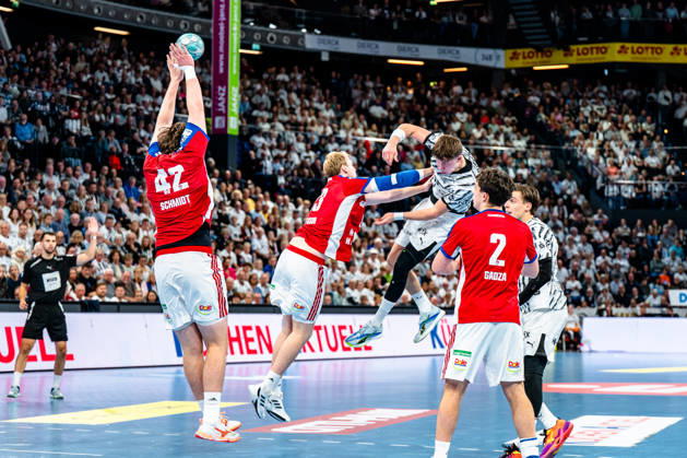 11.10.2026, xdobgx, Handball Opel HBL, THW Kiel - Handball Club Hamburg v.l. Jan Christian Schmidt (Handball Club Hamburg, 42), Einar Olafsson (Handball Club Hamburg, 23), Rasmus Ankermann (Kiel, 22) beim Wurf, in action, throwing, Toma Gadza (Handball Club Hamburg, 2), Domen Makuc (Kiel, 35) Kiel