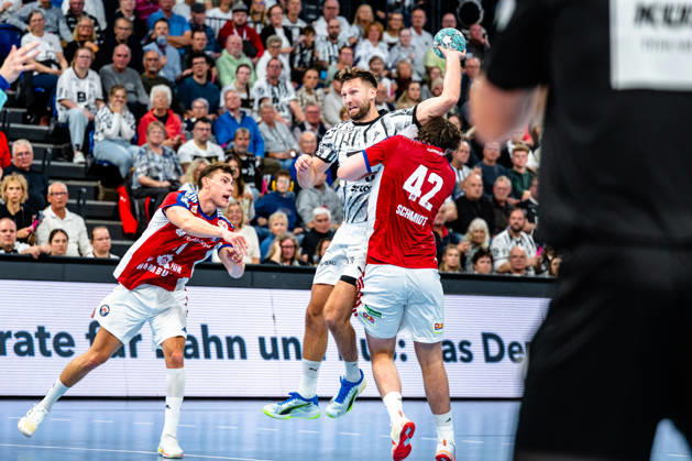 11.10.2026, xdobgx, Handball Opel HBL, THW Kiel - Handball Club Hamburg v.l. Nicolaj Jorgensen (Handball Club Hamburg, 11), Harald Reinkind (Kiel, 6) beim Wurf, in action, throwing, Jan Christian Schmidt (Handball Club Hamburg, 42), Zweikampf, Duell, Kampf, tackle Kiel