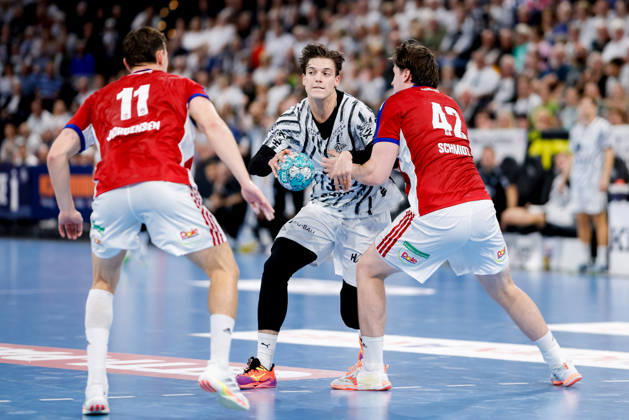 Kiel, 11. Oktober 2026 - Handball, 1. Bundesliga 2026 27, THW Kiel - Handball Club Hamburg: Nicolaj Jörgensen (HC Hamburg, 11), Domen Makuc (THW Kiel, 35), Jan Christian Schmidt (HC Hamburg, 42)