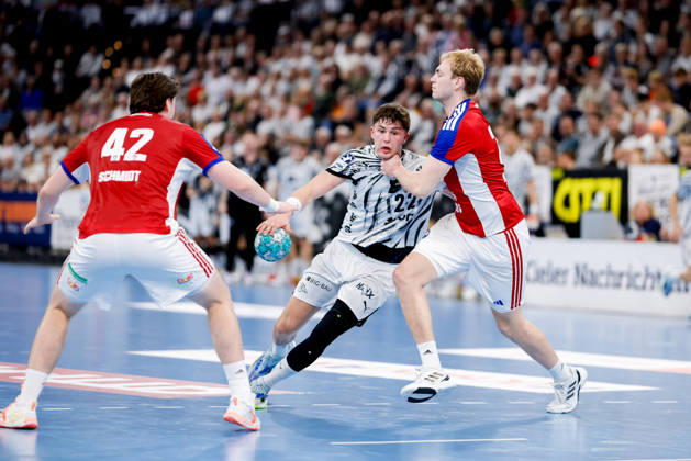 Kiel, 11. Oktober 2026 - Handball, 1. Bundesliga 2026 27, THW Kiel - Handball Club Hamburg: Jan Christian Schmidt (HC Hamburg, 42), Rasmus Ankermann (THW Kiel, 22), Einar Olafsson (HC Hamburg, 23)