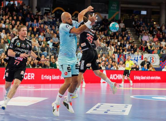 11.10.2026 - Handball - 1. Bundesliga OPEL HBL - Saison 2026 2027 - 08. Spieltag: HC Erlangen Metropolregion Nürnberg HCE - MT Melsungen - DaMa - xdaxmax - Adrian Sipos (8, MT Melsungen ) fängt Ball nicht