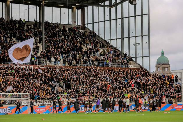 Schlussjubel der Mannschaft ( Pauli ) vor der Nordtribüne Deutschland , Hamburg , Millerntorstadion , Fussball , 2. Bundesliga , FC St Pauli - Karlsruher SC