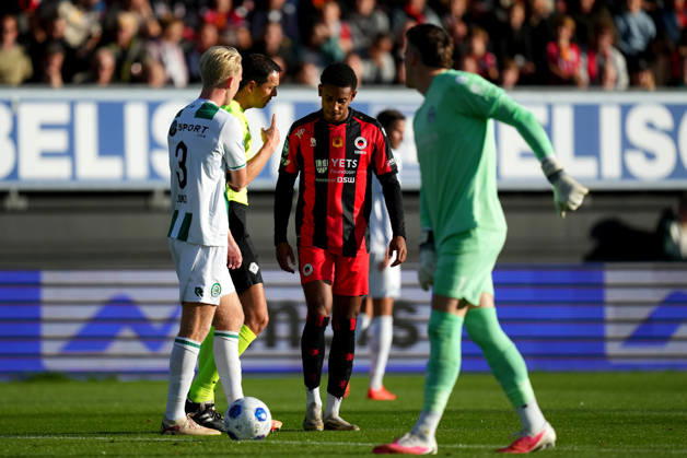 Eredivisie: Excelsior Rotterdam v FC Groningen Rotterdam - Referee Richard Martens talks with David Garden of Excelsior Rotterdam during the eight competition round of the 2026 2027 Eredivisie season. The match is set between Excelsior Rotterdam and FC Groningen at Stadion Woudestein on 11 October 2026 in Rotterdam, Netherlands. (Hero Images Yannick Verhoeven) Copyright: xYannickxVerhoevenx