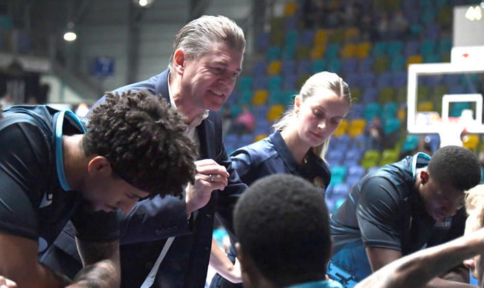 11.10.2026, xokbx, Basketball easyCredit BBL Bundesliga, Frankfurt Skyliners - Veolia Towers Hamburg v.l. Trainer Klaus Perwas (Head Coach, Fraport Skyliners Frankfurt), Mimik, Gestik, Emotion, gibt Anweisungen, energisch, fokussiert Frankfurt am Main