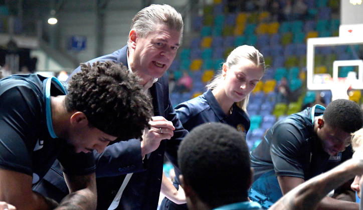 11.10.2026, xokbx, Basketball easyCredit BBL Bundesliga, Frankfurt Skyliners - Veolia Towers Hamburg v.l. Trainer Klaus Perwas (Head Coach, Fraport Skyliners Frankfurt), Mimik, Gestik, Emotion, gibt Anweisungen, energisch, fokussiert Frankfurt am Main