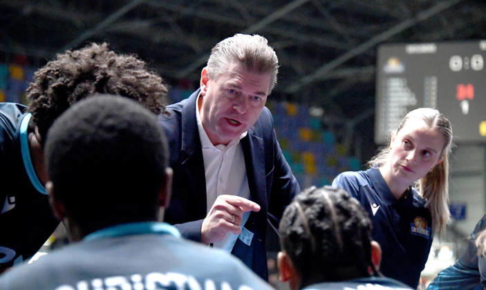 11.10.2026, xokbx, Basketball easyCredit BBL Bundesliga, Frankfurt Skyliners - Veolia Towers Hamburg v.l. Trainer Klaus Perwas (Head Coach, Fraport Skyliners Frankfurt), Mimik, Gestik, Emotion, gibt Anweisungen, energisch, fokussiert Frankfurt am Main