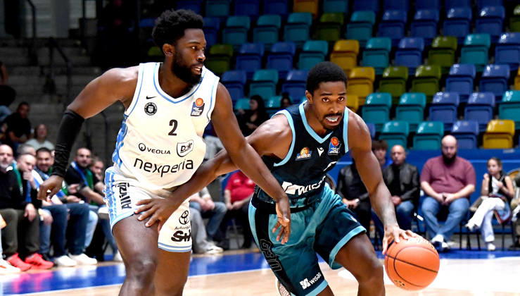 11.10.2026, xokbx, Basketball easyCredit BBL Bundesliga, Frankfurt Skyliners - Veolia Towers Hamburg v.l. William Christmas (Fraport Skyliners Frankfurt), Noah Thomasson (Veolia Towers Hamburg), Zweikampf, Duell Frankfurt am Main