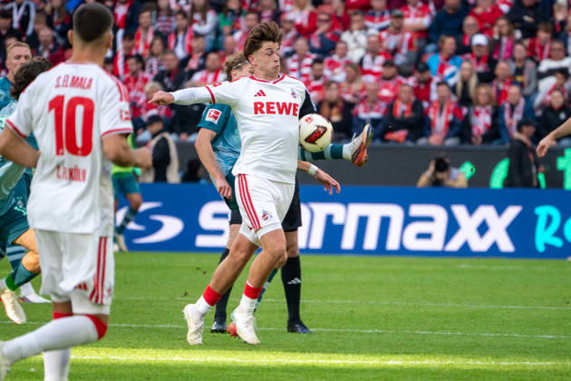 Deutschland: 1.Bundesliga 2026 2027, 5. Spieltag, 1.FC Köln vs Borussia Mönchengladbach, Sonntag, 11.10.2026 RheinEnergie-Stadion (Köln-Nordrhein-Westfalen): Mikey Moore (1.FC Köln, 47) Zweikampf, Spielszene, Duell, duel, tackle, tackling, Dynamik, Action, Aktion gegen Hugo Bolin (Borussia Mönchengladbach, 38) Köln RheinEnergier-Stadion, Köln Deutschland Copyright: xOrhanxHabashx