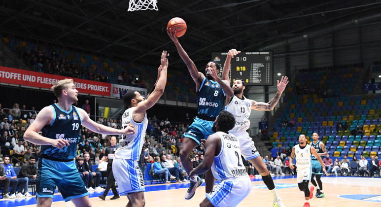 11.10.2026, xokbx, Basketball easyCredit BBL Bundesliga, Frankfurt Skyliners - Veolia Towers Hamburg v.l. William Christmas (Fraport Skyliners Frankfurt), Till Pape (Fraport Skyliners Frankfurt), David Muenkat (Veolia Towers Hamburg), Noah Thomasson (Veolia Towers Hamburg), Martin Breunig (Veolia Towers Hamburg), Wurf, Zweikampf, Duell Frankfurt am Main