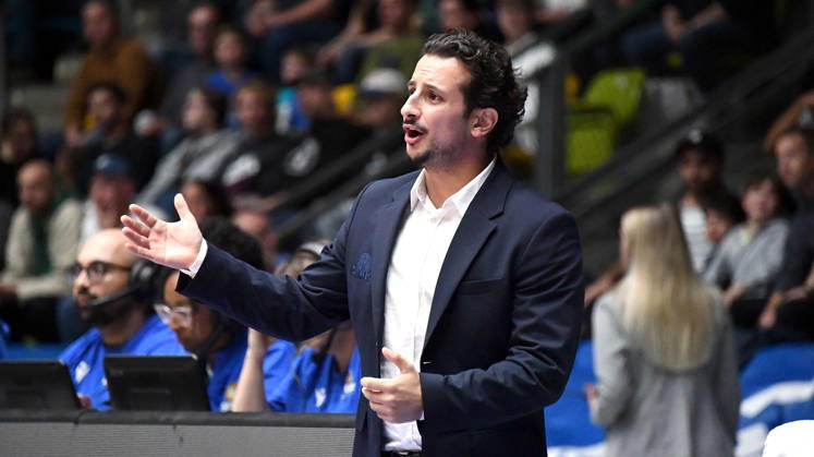 11.10.2026, xokbx, Basketball easyCredit BBL Bundesliga, Frankfurt Skyliners - Veolia Towers Hamburg v.l. Sepehr Tarrah (Fraport Skyliners Frankfurt), Mimik, Gestik, Emotion, Anweisungen Frankfurt am Main