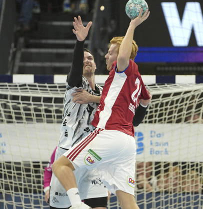 Foto : Nicolai DALING ( Hamburg ) wirft gegen Hendrik Pekeler (Kiel) Handball Herren 1. Bundesliga 8. Spieltag am So. 11.10.2026 THW Kiel - HCH Hamburg
