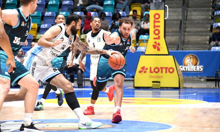 11.10.2026, xokbx, Basketball easyCredit BBL Bundesliga, Frankfurt Skyliners - Veolia Towers Hamburg v.l. Race Thompson (Fraport Skyliners Frankfurt), Martin Breunig (Veolia Towers Hamburg), Zweikampf, Duell Frankfurt am Main
