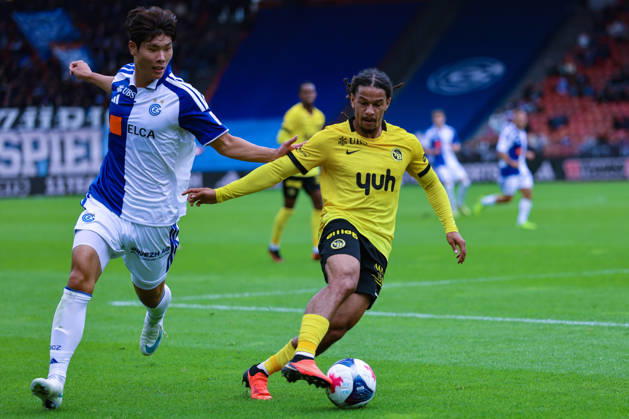 GC Zürich gegen BSC Young Boys Brack Super League 11. Oktober 2026 Isaac Schmidt (22, BSC Young Boys, re.) im Laufduell mit Youngjun Lee (18, Grasshopper Club Zürich) im Spiel der Brack Super League zwischen dem Grasshopper Club Zürich (GCZ) und dem BSC Young Boys (YB) am 11. Oktober 2026 im Stadion Letzigrund in Zürich, Schweiz. Zürich Stadion Letzigrund Zürich Schweiz