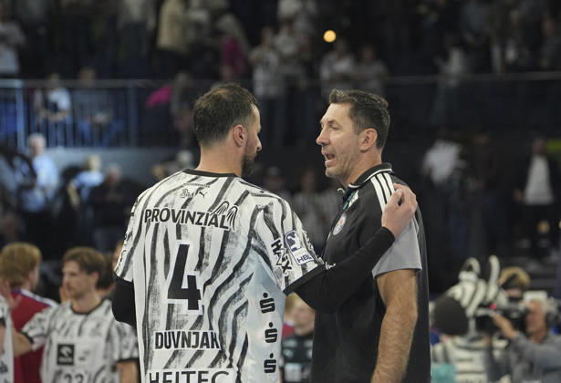 Foto : Trost nach dem Schlusspfiff , Domagoj Duvnjak (Kiel) und rechts ... Co-Trainer Blazenko Lackovic Hamburg ) Handball Herren 1. Bundesliga 8. Spieltag am So. 11.10.2026 THW Kiel - HCH Hamburg