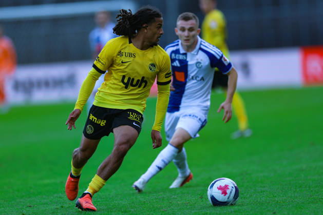 GC Zürich gegen BSC Young Boys Brack Super League 11. Oktober 2026 Isaac Schmidt (22, BSC Young Boys, li.) und Samuel Krasniqi (17, Grasshopper Club Zürich) im Spiel der Brack Super League zwischen dem Grasshopper Club Zürich (GCZ) und dem BSC Young Boys (YB) am 11. Oktober 2026 im Stadion Letzigrund in Zürich, Schweiz. Zürich Stadion Letzigrund Zürich Schweiz