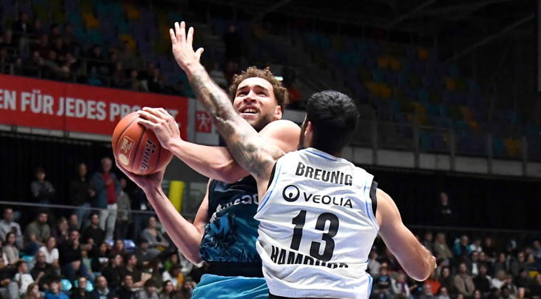 11.10.2026, xokbx, Basketball easyCredit BBL Bundesliga, Frankfurt Skyliners - Veolia Towers Hamburg v.l. Race Thompson (Fraport Skyliners Frankfurt), Martin Breunig (Veolia Towers Hamburg), Zweikampf, Duell Frankfurt am Main