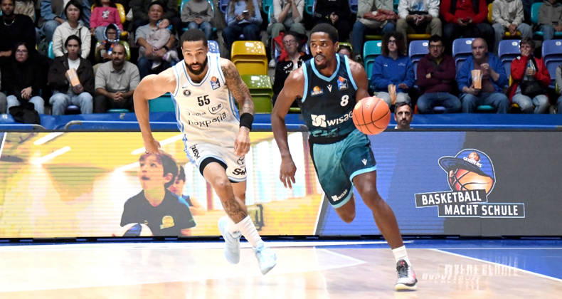 11.10.2026, xokbx, Basketball easyCredit BBL Bundesliga, Frankfurt Skyliners - Veolia Towers Hamburg v.l. William Christmas (Fraport Skyliners Frankfurt), David Muenkat (Veolia Towers Hamburg), Zweikampf, Duell, Sprint Frankfurt am Main