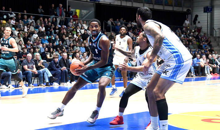 11.10.2026, xokbx, Basketball easyCredit BBL Bundesliga, Frankfurt Skyliners - Veolia Towers Hamburg v.l. William Christmas (Fraport Skyliners Frankfurt), Zsombor Maronka (Veolia Towers Hamburg), Zweikampf, Duell Frankfurt am Main