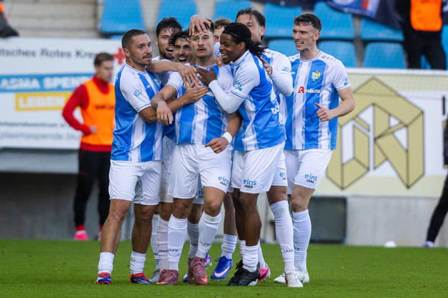 Chemnitz , 111026 , Fussball Regionalliga Nordost Chemnitzer FC - FC Rot Weiß Erfurt im Bild: Jonas Marx (Chemnitz ) jubelt nach dem 1:0 mit der Mannschaft