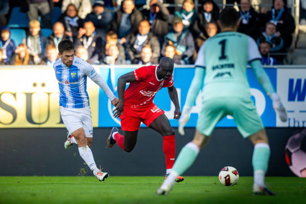 Chemnitz , 111026 , Fussball Regionalliga Nordost Chemnitzer FC - FC Rot Weiß Erfurt im Bild: Raphael Assibey-Mensah (Erfurt) gegen Roman Eppendorfer (Chemnitz )