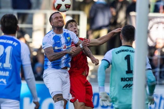 Chemnitz , 111026 , Fussball Regionalliga Nordost Chemnitzer FC - FC Rot Weiß Erfurt im Bild: Laurenz Dehl (Erfurt) gegen Jan Löhmannsröben (Chemnitz )