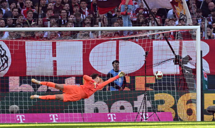11.10.2026; Koeln; Fussball, Herren, Saison 2026 2027, 1. FC Koeln vs. Borussia Moenchengladbach Tor zum 2-1; Said El Mala (Koeln, nicht im Bild) zirkelt den Ball ins Lange Eck; Torwart Moritz Nicolas (Gladbach) ist ohne Chance DFL regulations prohibit any use of photographs as image sequences and or quasi-video. Rhein-Energie-Stadion Nordrhein-Westfalen Deutschland