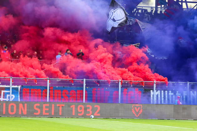 Fussball: Liechtenstein: Brack Super League 2026 2027 - 10. Spieltag, 11.10.2026, 16:30 Uhr - FC Vaduz vs. FC Basel 1893 - Rheinpark Stadion (Vaduz, Liechtenstein); Farbige Rauchpetarden der Basler Vaduz Rheinparkstadion Vaduz Liechtenstein Copyright: xAmiirxAmedjouax